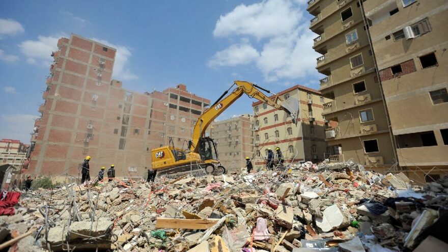 Mısır’da 10 katlı apartman çöktü: En az 8 ölü