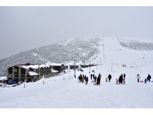 Zigana’da kayak sezonu tam bitti derken yağan Mart karı ile birlikte yeniden başladı