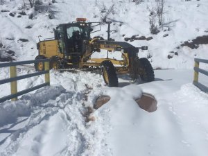 Tunceli’de karla kapan 120 köy yolu açıldı, 18’inde çalışma sürüyor