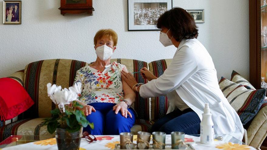 Almanya’da aşı paniği: Büyük kentlerde durduruldu