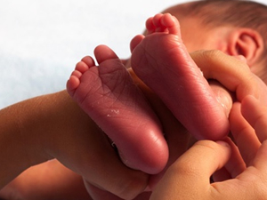 Yeni doğan bebeklere elektronik bilezik