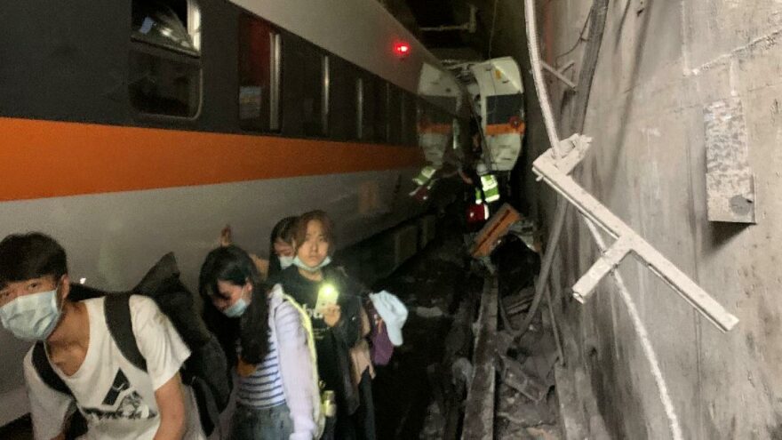 Tayvan’da katliam gibi kaza… Tren raydan çıktı: En az 36 ölü