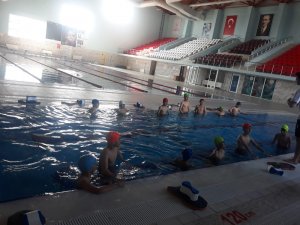 Hizan’da kursiyer öğrenciler havuzda yüzmenin keyfini yaşadı