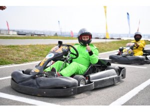 Tuzla’da ünlü radyocular karting ile stres attı