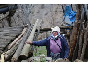 Artvin Ortaköy’de evi yanan yaşlı kadın "Ben nerede kalacağım" demişti, Vali Yardımcısı aileyi ziyaret etti