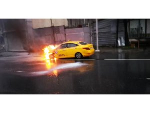 Sultangazi’de seyir halindeki ticari taksi alev alev yandı