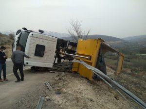 Malatya’da hafriyat kamyonu devrildi: 1 yaralı