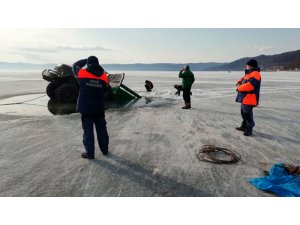 Rusya’da 2 askeri kamyon Baykal Gölü’ne gömüldü