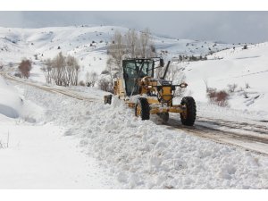 Bayburt’ta yüksek kesimlerde karla mücadele çalışmaları devam ediyor