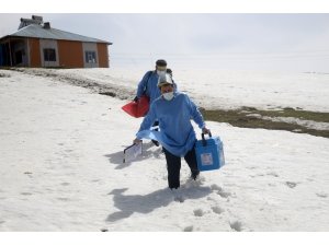 Sağlıkçıların nisan ayında karlı yollarda ‘aşı’ mesaisi