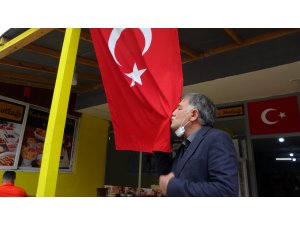 Şehit babası Türk bayağını öpüp güvenlik güçlerine dua etti