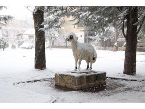 Nisan ayında Karaman’a yağan kar, ulaşımı ve hayatı olumsuz etkiliyor