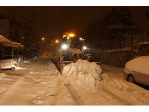 Nevşehir Belediyesi karla mücadele çalışmalarını sürdürüyor