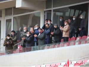 Sivassporlu yöneticiler, takımı ayakta alkışladı