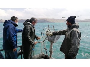 Vali Bilmez, yasak öncesi balıkçılar ile gölden son ağları çekti