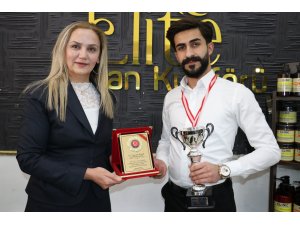 Van’ın ilk kadın muhtarı Tanrıtanır’dan başarılı kuaföre plaket