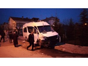 Bursa’da servis midibüsü ile otomobil çarpıştı: 2 yaralı