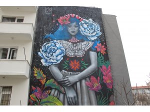 Ankara’da bir apartmanın cephesinin tamamına duvar resmi yapıldı: "Çiçekli Kız"