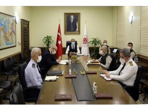 Bakan Akar: "Biz her zaman söylediğimiz gibi uluslararası hukuk çerçevesinde toprak bütünlüğüne saygılı bir şekilde, barışçıl yollarla, Rusya ve Ukrayna arasındaki gerginliğin bir an önce bitmesinden yanayız"