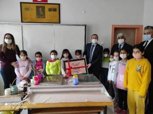 Kaymakam öğrencilerle Ebru çalıştı