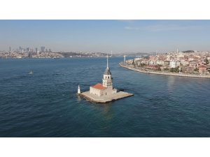 İstanbul Boğazı’nda denizanası istilası sualtından görüntülendi