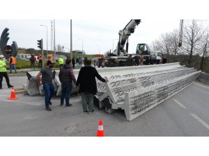 Tırın üzerindeki tonlarca ağırlığındaki beton köprü kirişleri yola devrildi