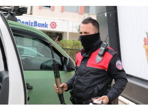 Antalya’da uzun namlulu silahla filme çekmek isteyen gençler onlarca polisi peşine taktı