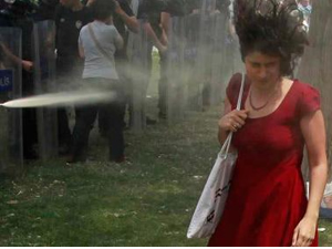 Kırmızılı kadın Erdoğan'dan şikayetçi oldu