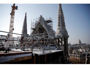 Macron, Notre-Dame Katedrali’nin restorasyon alanını ilk kez ziyaret etti