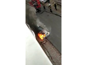 Çekmeköy’de sokak ortasında otomobilin yandığı anlar kamerada