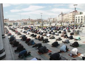 Konya’da Ramazan ayının ilk cuma namazı tedbirlerle kılındı