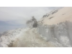 Şırnak’ta ekipler, nisan ayında 5 metre kar ile mücadele ediyor