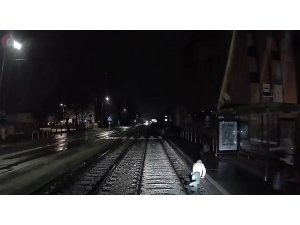 Polonya’da genç kadın tramvayın altında kalmaktan son anda kurtuldu