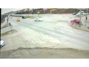 Kırıkkale’de iki otomobilin çarpıştığı kaza anı güvenlik kamerasında