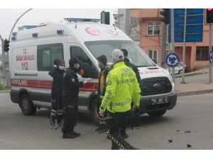 Ambulans ile motosiklet çarpıştı: 1 yaralı