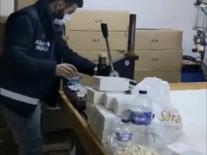 İstanbul’da kaçak parfüm imalathanesine baskın kamerada