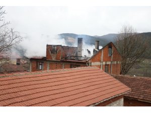 Bolu’da 2 katlı apartmanın çatısı yandı