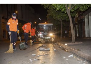 Sokaklar boşalıyor, Mersin Büyükşehir Belediyesi ekipleri gece-gündüz temizlik yapıyor