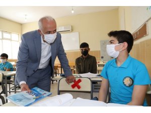 Akdeniz Belediyesi, öğrencilere LGS hazırlık setlerini dağıtmaya başladı