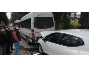 Otomobil, servis minibüsüne çarptı: 1 yaralı