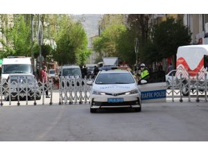 Elazığ’da 3 cadde araç trafiğine kapatıldı, yayalara sosyal mesafe olanağı sağlandı