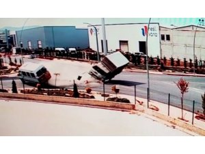 Konya’da çarpışan kamyonet ve minibüsün devrilme anı kamerada
