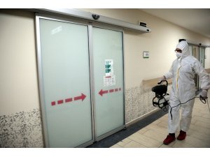 Akhisar Belediyesi hastaneleri dezenfekte etti