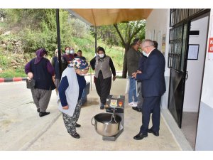 Tarsus Belediyesi, köylülere hamur makinası dağıtıyor