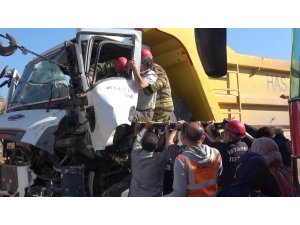 Pendik’te hafriyat kamyonları çarpıştı: 1 yaralı