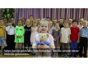 5 yaşındaki Rus Victoria’dan 23 Nisan şarkısı