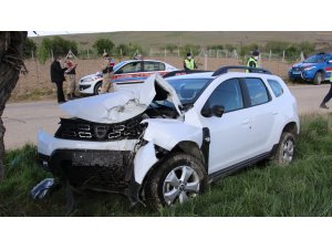 Otomobil ağaca çarptı: 2 yaralı
