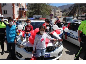 Oltu’da polislerden 23 Nisan kutlaması