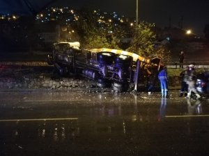 İzmir’de sürücüsünün kontrolünden çıkan beton mikseri devrildi