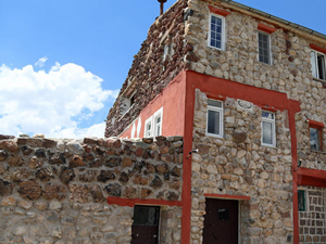 "Toplama" taş ile ev yaptı